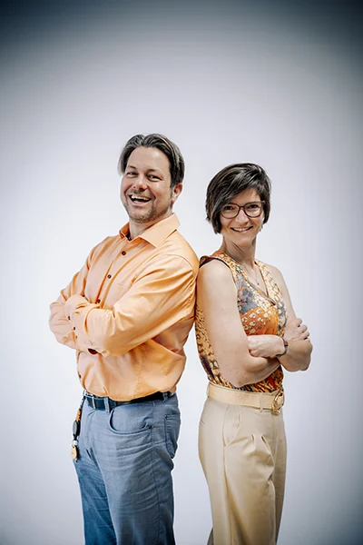 Dirk und Kathrin Barth - Geschäftsführer von picopharma stehen Rücken an Rücken aneinander und blicken in Kamera
